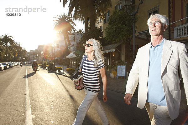 Seniorenpaar überquert eine Straße  Italien  Rapallo