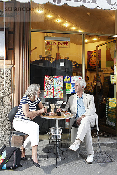 Seniorenpaar in einem Straßencafé  Italien  Rapallo