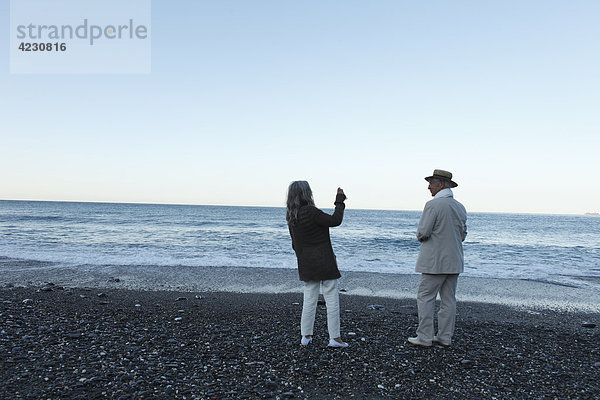 Seniorenpaar am Strand  Italien