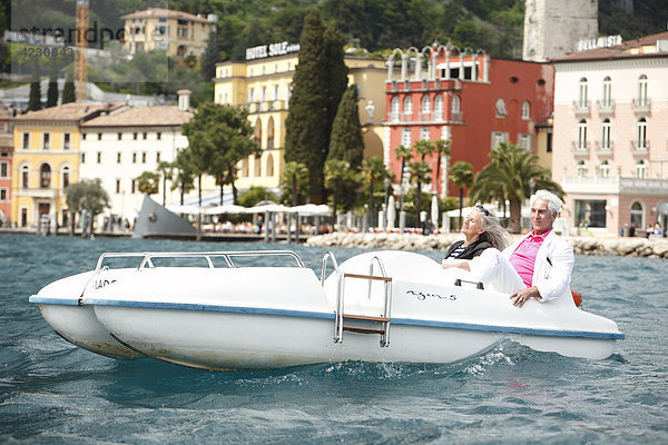 Seniorenpaar mit Tretboot auf dem Wasser  Italien  Riva del Garda  Gardasee