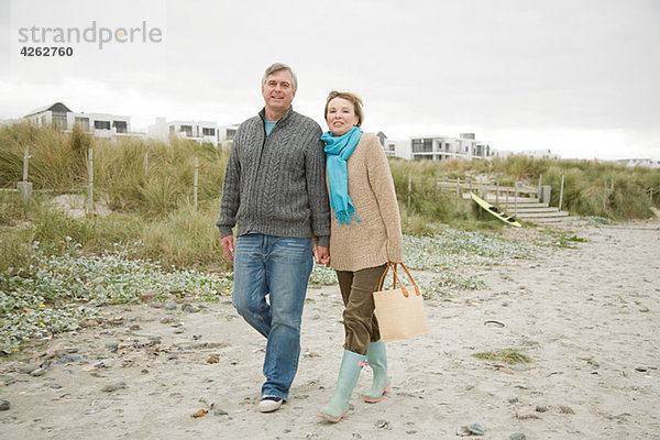 Erwachsenes Paar am Strand