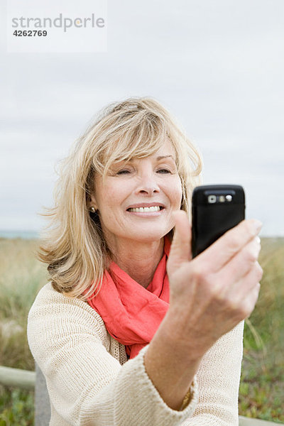 Frau mit einem Smartphone