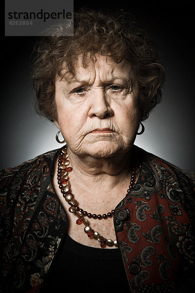 Stuido Porträt der wütenden Seniorin