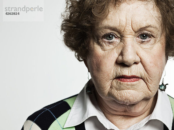 Stuido Porträt einer ernsthaften Seniorin