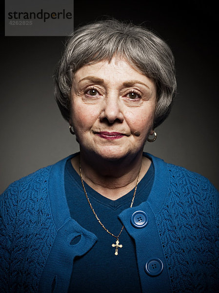 Studio-Porträt einer älteren Frau