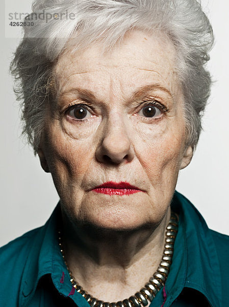 Stuido Porträt einer ernsthaften Seniorin