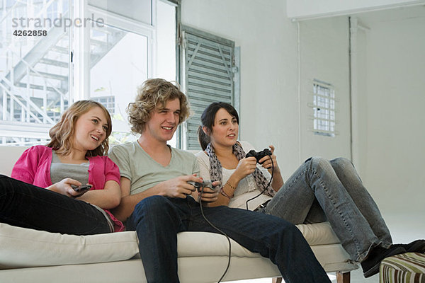 Teenager spielen auf der Spielkonsole