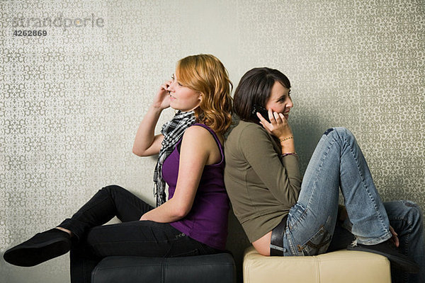 Teenager-Mädchen mit Smartphones