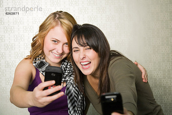 Teenager-Mädchen fotografieren sich selbst mit dem Smartphone