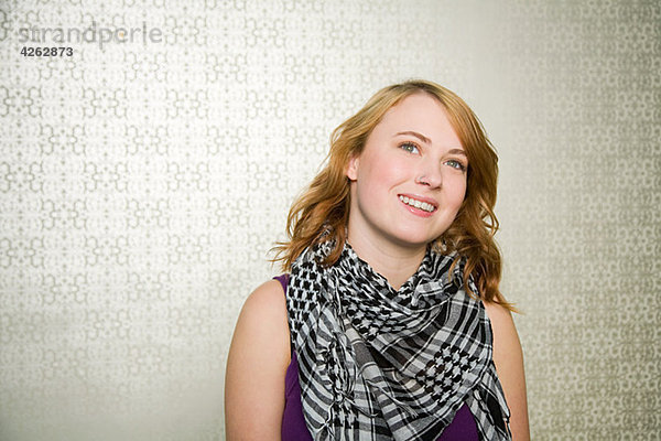 Porträt von Teenagerin tragen überprüft Schal