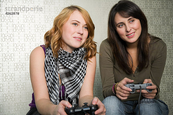 Teenager-Mädchen spielen auf der Spielkonsole