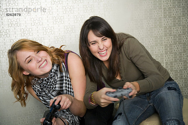 Teenager-Mädchen spielen auf der Spielkonsole