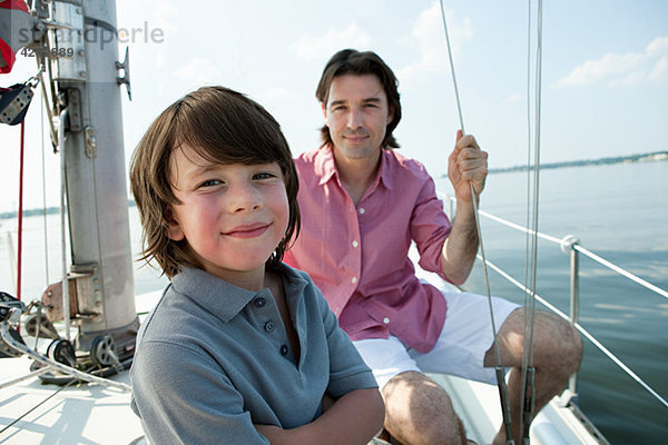 Vater und Sohn an Bord der Yacht  Portrait