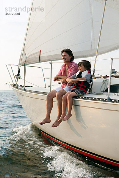 Vater und Sohn sitzen auf der Yacht