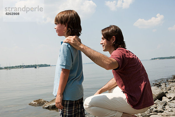 Vater und Sohn am Strand