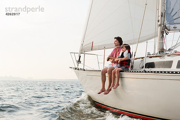 Vater und Sohn sitzen auf der Yacht