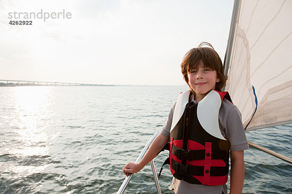 Kleiner Junge an Bord der Yacht