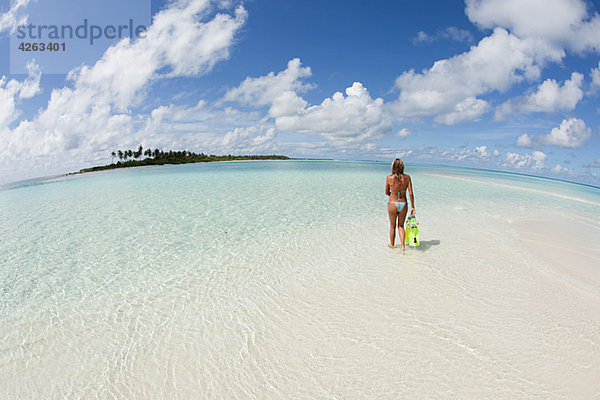Schnorchlerin  Insel Kadhdhoo  Laamu Atoll  Malediven