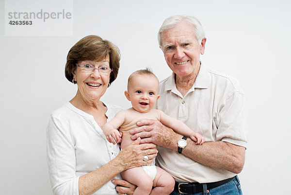 Großeltern mit Enkelkind
