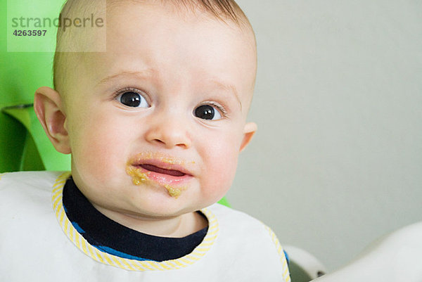 Baby mit Lebensmitteln runden Mund