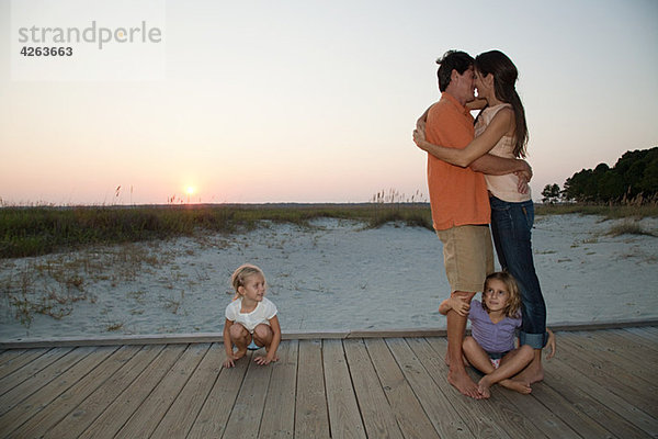 Liebende Paare und Töchter auf dem Strandweg
