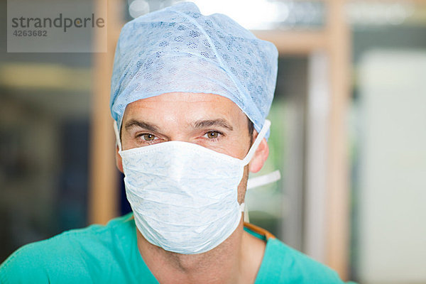 Männlich Chirurg tragen Maske und cap