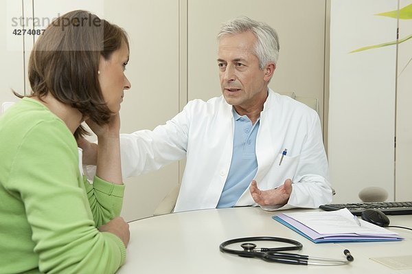 Arzt spricht mit einer Patientin