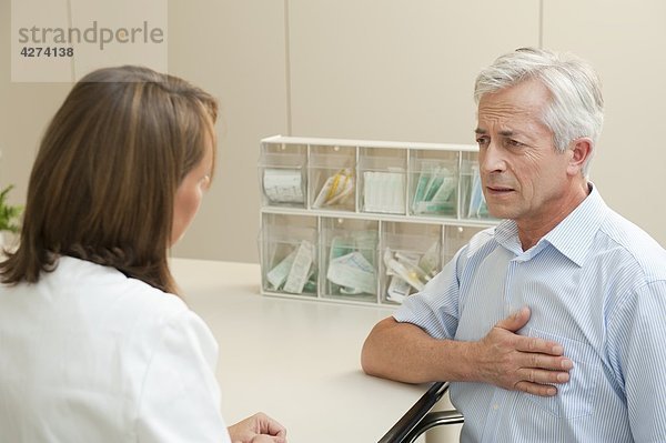 Patient mit Brustschmerzen bei einer Ärztin