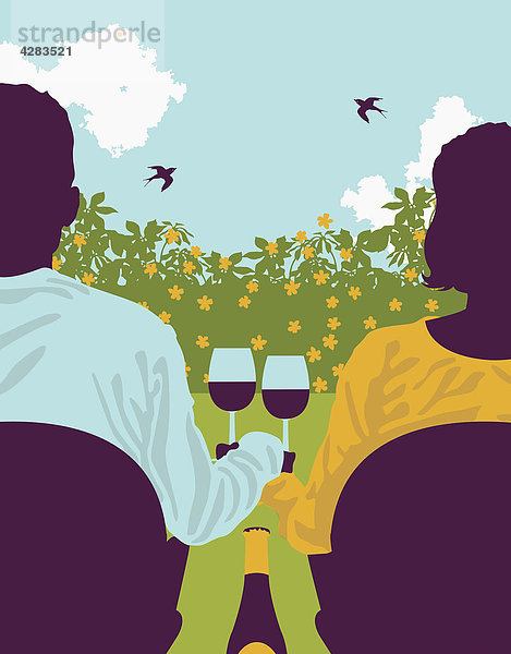 Paar trinkt Wein im Garten