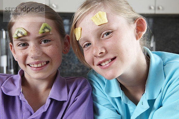 Mädchen spielen mit Früchten