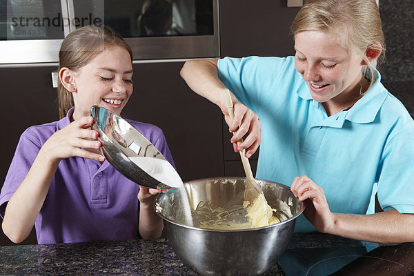 Mädchen kochen in der Küche