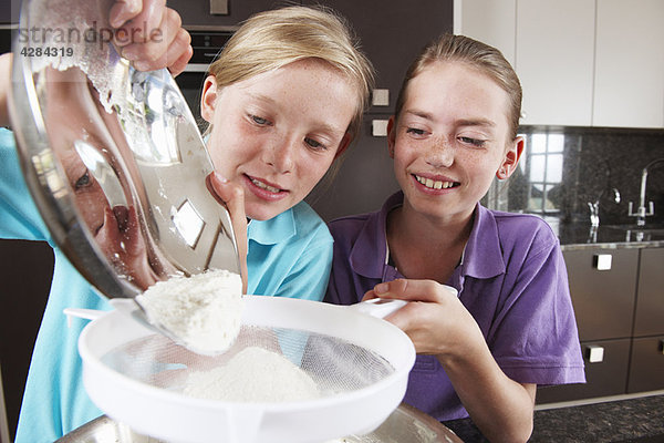 Mädchen kochen in der Küche