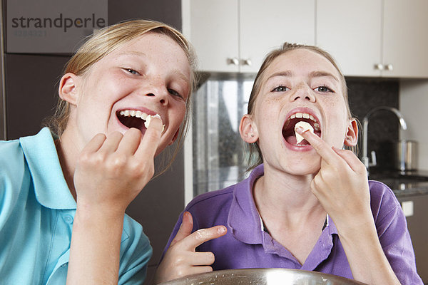 Mädchen kochen in der Küche