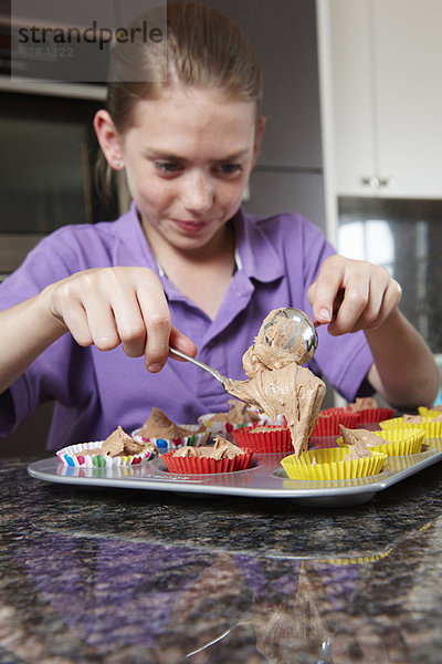 Mädchen beim Kuchenbacken in der Küche