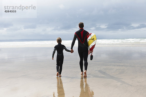 Vater und Sohn beim Surfen