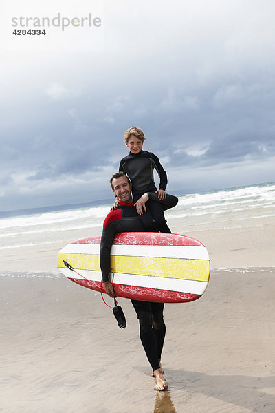 Vater und Sohn beim Surfen