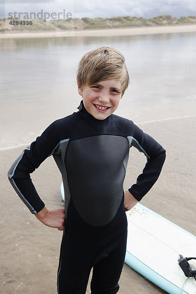 Portrait junger Surfer am Strand