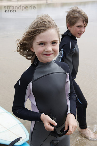 Portrait junger Surfer am Strand