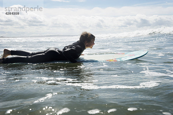 Kleiner Junge beim Surfen