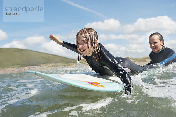 Mutter und Tochter beim Surfen