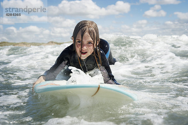 Mutter und Tochter beim Surfen