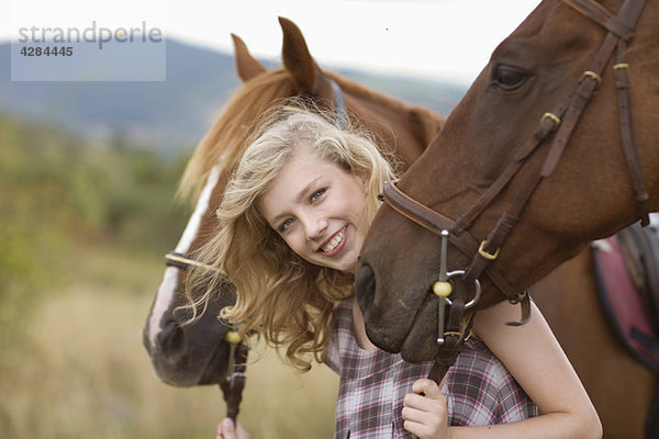 Junge Frau und Pferde