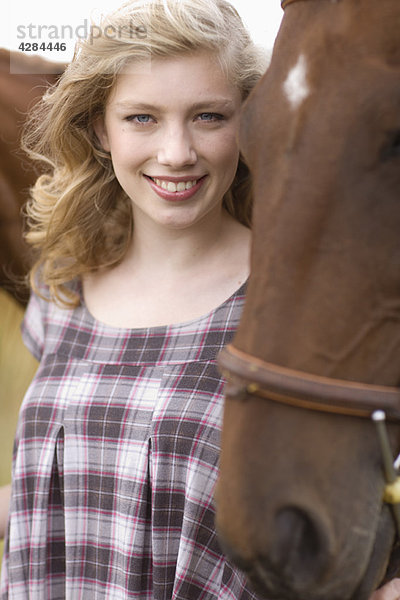 Portrait einer jungen Frau mit Pferden
