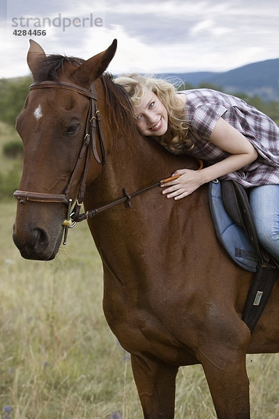 Junge Frau auf einem Pferd