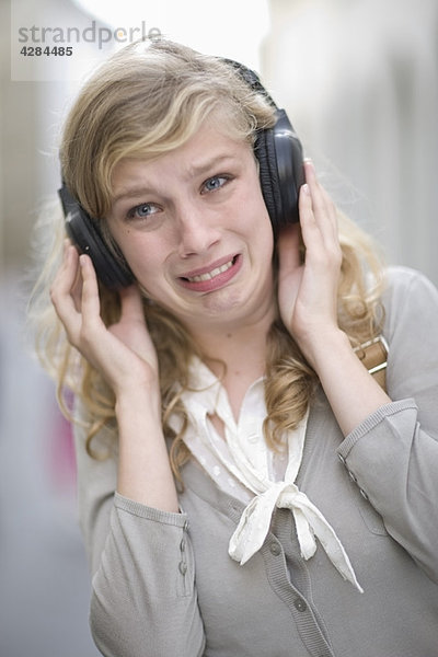 Junge Frau hört Musik