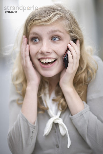 Frau am Telefon