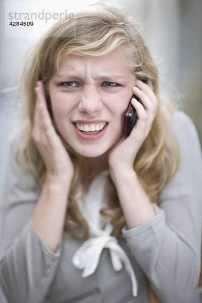 Frau am Telefon