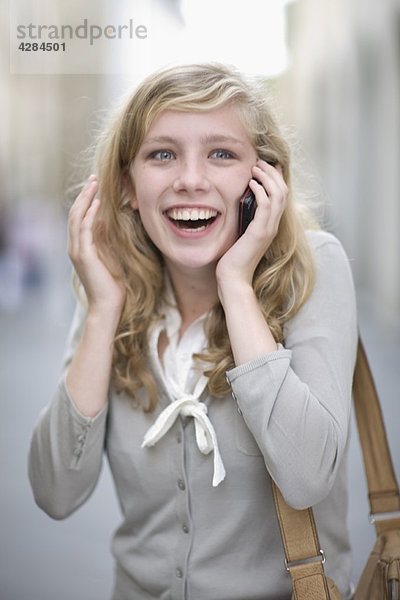 Frau am Telefon