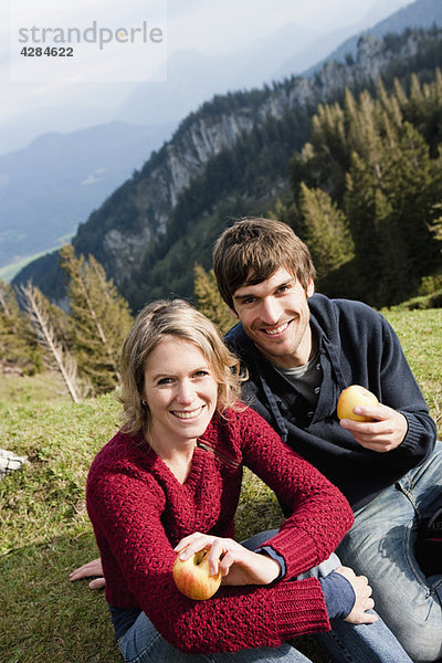 Pärchen essen Äpfel im Ruhezustand