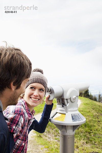 Paar mit Teleskop